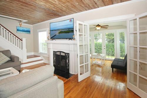 ein Wohnzimmer mit einem Kamin und einem Flachbild-TV in der Unterkunft Modern 3BR, Pet-Friendly, WiFi, Washer & Dryer in West Palm Beach