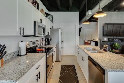Dapur atau dapur kecil di NEW Studio with 2 Beds 7 mins to Broadway
