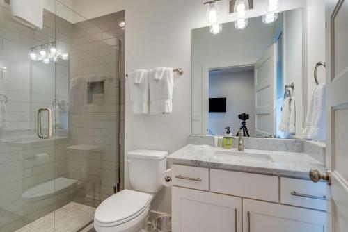 a bathroom with a toilet and a sink and a shower at 10 Percent OFF New Home Downtown Sleeps 8 in Nashville