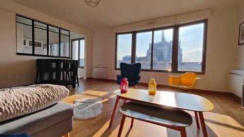 un salon avec un canapé et une table dans l'établissement IN FRONT OF CATHEDERAL !, à Reims
