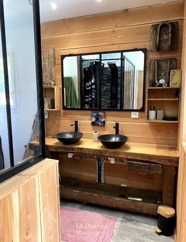 une salle de bain avec deux lavabos et un grand miroir dans l'établissement Maison bois flotté, à Lège-Cap-Ferret
