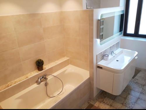 une salle de bain avec une baignoire et un lavabo dans l'établissement Mas de la Finière, à Châteaurenard