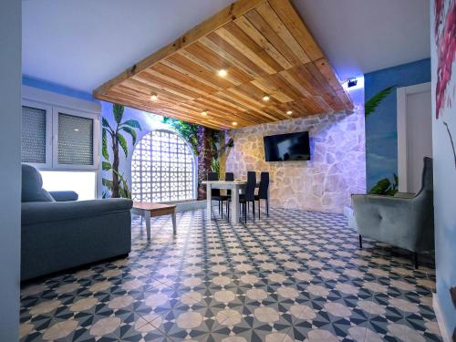 a living room with a table and chairs at Apartamentos Nirvana y Averno in Águilas