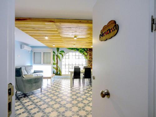 un soggiorno con divano, tavolo e sedie di Apartamentos Nirvana y Averno ad Águilas
