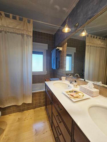 a bathroom with a sink and a tub and a mirror at Mi Limón mi limonero in Valtierra