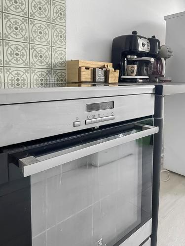 Il comprend une cuisine équipée d'un four et d'une caméra. dans l'établissement Refuge d'Anjou, à Angers