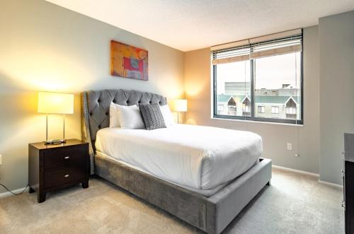 Un dormitorio con una cama grande y una ventana en Modern & Spcaious Apt Near Downtown en White Plains