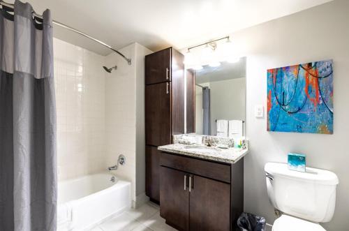 y baño con lavabo, aseo y bañera. en Modern & Spcaious Apt Near Downtown, en White Plains