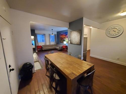 een woonkamer met een houten tafel en stoelen bij 375$/Week // Room B // Full Kitchen in Montreal