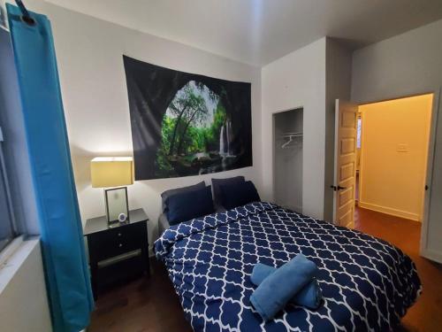 een slaapkamer met een bed met blauwe kussens erop bij 375$/Week // Room B // Full Kitchen in Montreal