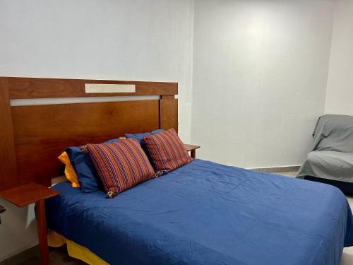 a bedroom with a blue bed with two pillows at Habitación Privada in Tulancingo