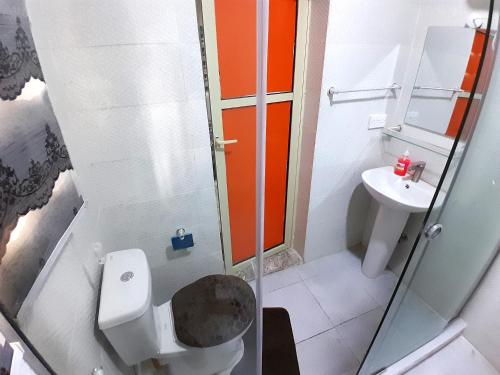 Ένα μπάνιο στο Mofide Queens Apartments (MQA)