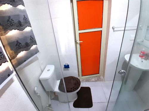 Ένα μπάνιο στο Mofide Queens Apartments (MQA)