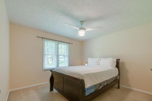 una camera con letto e ventilatore a soffitto di NEW Secluded Pool Home 20 Mins to DWTN a Bellevue