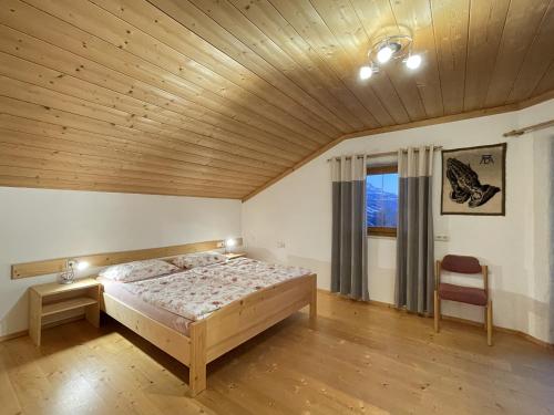 um quarto com uma cama e um tecto de madeira em Eggerhof im Sarntal em Sarentino
