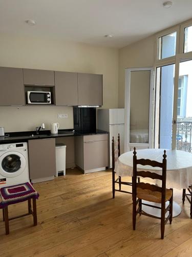 une cuisine avec une table et des chaises dans une pièce dans l'établissement Centre historique rue Saint Guilhem, à Montpellier