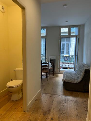 La salle de bains est pourvue de toilettes. dans l'établissement Centre historique rue Saint Guilhem, à Montpellier