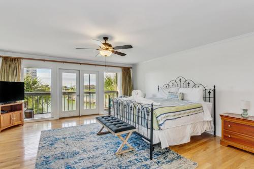 Postel nebo postele na pokoji v ubytování Walk 2 Beach Golf Dining & More -Sleeps 12