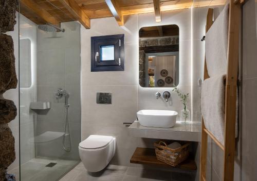 y baño con lavabo, aseo y ducha. en Lithos Villas Apollon, en Sikia