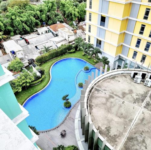 an overhead view of a swimming pool at a building at Apt Pejaten Park Biru 2 BR with Swim Pool, Bathub and Wi-Fi in Jakarta