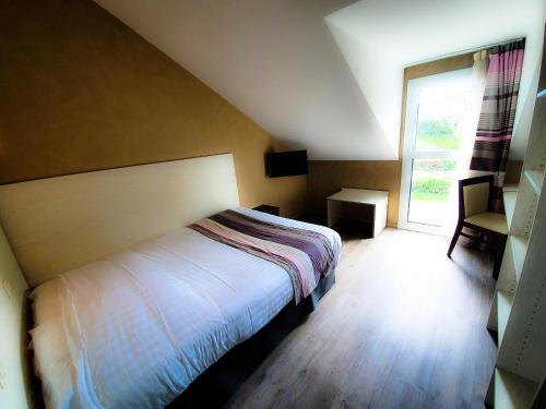 Ένα ή περισσότερα κρεβάτια σε δωμάτιο στο Hotel Alicia Auray Le Bono