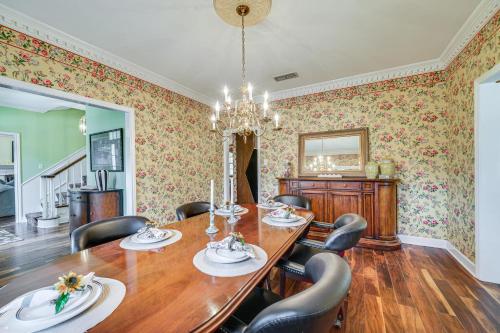 Χώρος καθιστικού στο Expansive Texarkana Home with Yard Near Golf!