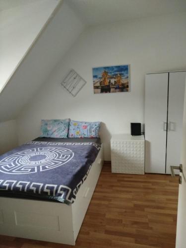 een slaapkamer met een bed in de hoek van een kamer bij Apartment Tamara in Wiesbaden