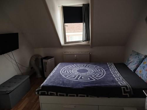 sypialnia z łóżkiem z niebieskim kocem w obiekcie Apartment Tamara w mieście Wiesbaden