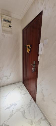 eine Holztür in einem Raum mit Marmorboden in der Unterkunft LARA S in Banja Luka