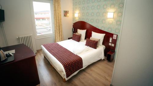 Katil atau katil-katil dalam bilik di Hotel les Commercants