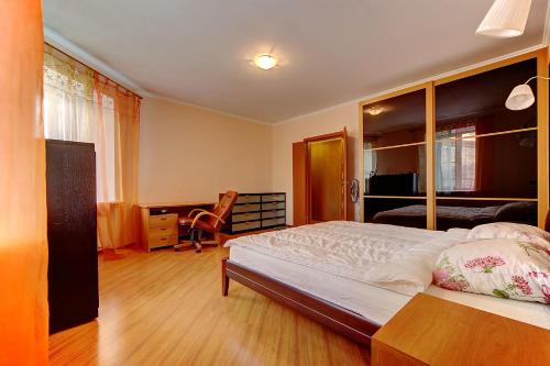Ένα ή περισσότερα κρεβάτια σε δωμάτιο στο Apartment Longo On Furshtatskaya