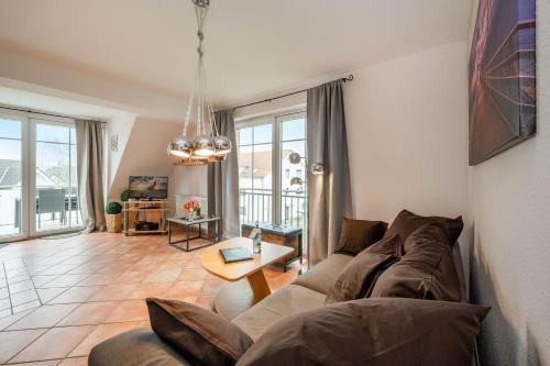 ein Wohnzimmer mit Sofa und Tisch in der Unterkunft Villa Cölpin - Charlotte 03 in Ostseebad Kölpinsee