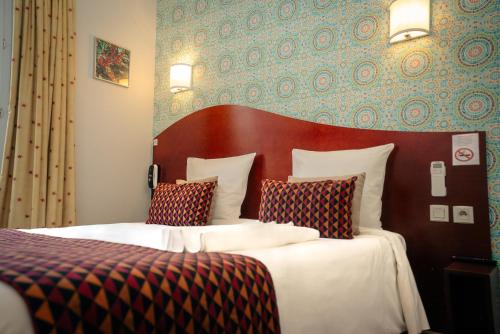 Katil atau katil-katil dalam bilik di Hotel les Commercants