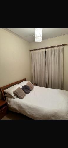 Giường trong phòng chung tại Double Room in a Cozy Apartment Dublin City Centre