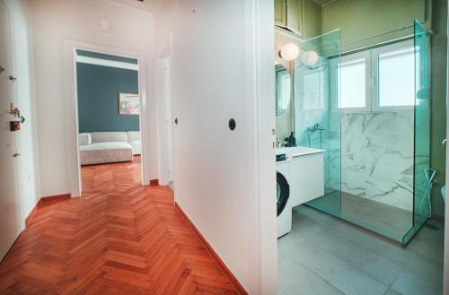 ein Bad mit einer Glasdusche und einem Waschbecken in der Unterkunft Apollonos apartment in Athen