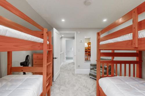 1 dormitorio con 2 literas y pasillo en North Woodstock Paradise, en North Woodstock