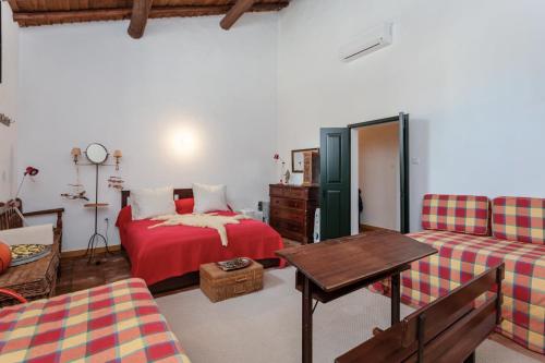 - une chambre avec un lit, un canapé et une table dans l'établissement Monte da Hortinha, à Estremoz