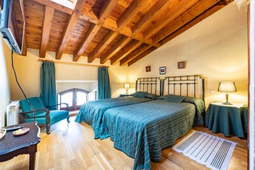 a bedroom with a bed and a wooden ceiling at Posada El Aprisco Manjirón in Manjirón