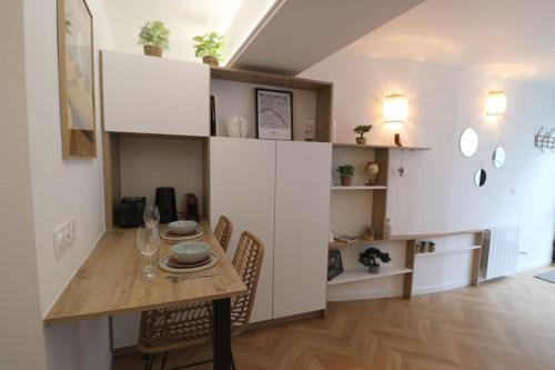 a kitchen and dining room with a table and chairs at Cocon neuf & cosy - A deux pas de Bercy in Paris