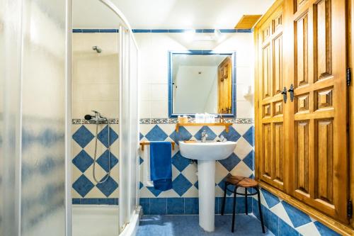 La salle de bains est pourvue d'un lavabo et d'une douche. dans l'établissement Posada El Aprisco Manjirón, à Manjirón