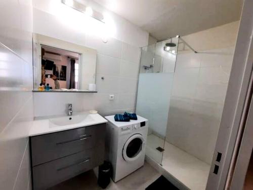 La salle de bains est pourvue d'un lave-linge et d'une douche. dans l'établissement Le Sensation - En plein coeur de ville- ascenseur, à Nîmes