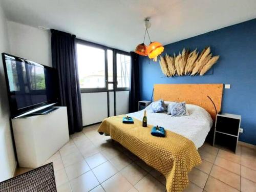 une chambre avec un grand lit avec un couvre-lit jaune dans l'établissement Le Sensation - En plein coeur de ville- ascenseur, à Nîmes