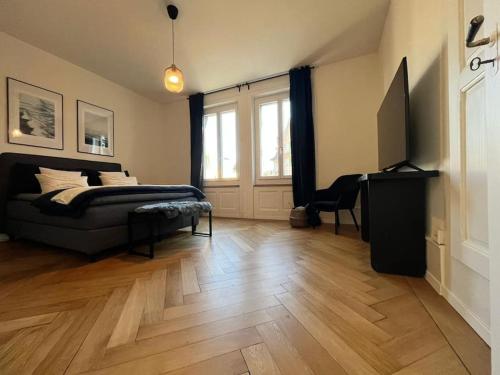 a living room with a bed and a wooden floor at Luxuswohnung in der Stadt Bern in Bern