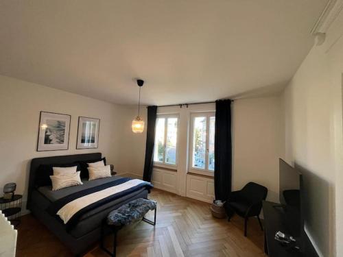 a bedroom with a bed and a window at Luxuswohnung in der Stadt Bern in Bern