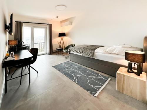 sypialnia z łóżkiem, biurkiem i stołem w obiekcie SI-View Einzelzimmer mit Balkon Zimmer 7 w mieście Siegen