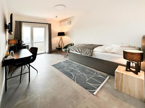 Postel nebo postele na pokoji v ubytování SI-View Einzelzimmer mit Balkon Zimmer 7 - Hotel