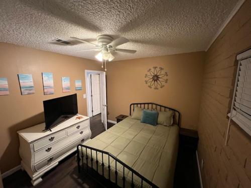1 dormitorio con 1 cama y reloj en la pared en RIV A HOLIC, en Bullhead City