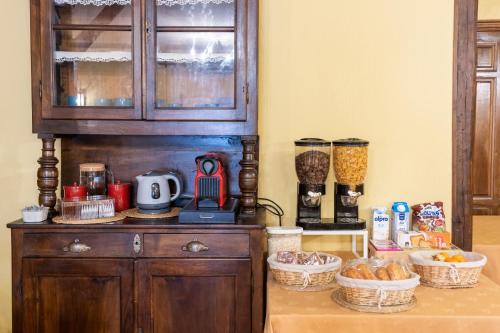 a kitchen counter with baskets of food and a cabinet at Posada El Aprisco Manjirón in Manjirón