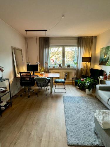 ein Wohnzimmer mit einem Tisch, Stühlen und einem Sofa in der Unterkunft Wohnung Apartment Düsseldorf zentral in Düsseldorf