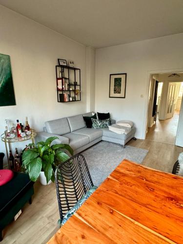 ein Wohnzimmer mit einem Sofa und einem Tisch in der Unterkunft Wohnung Apartment Düsseldorf zentral in Düsseldorf